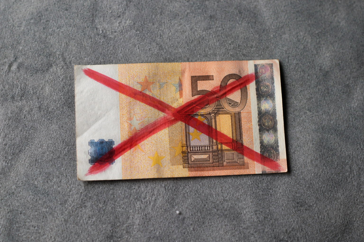 Billet de cinquante euros barré d'une croix rouge